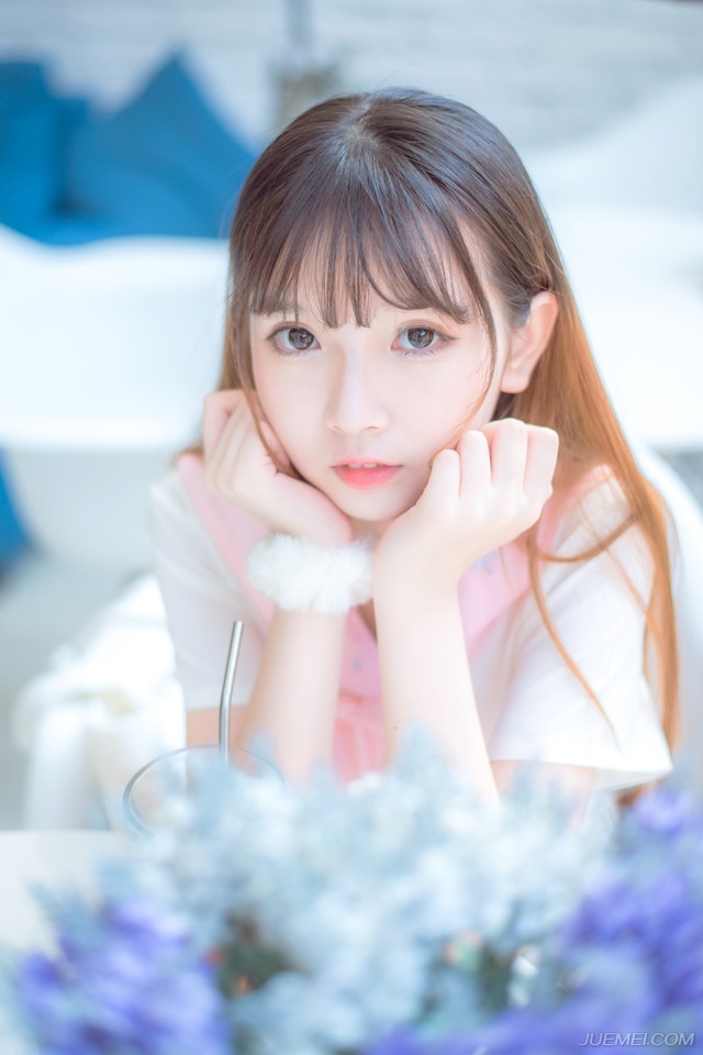 友谊是美酒，年份越久越醇香浓厚；友谊是焰火，在高处绽放才愈是美丽；友谊是鲜花，送之于人手有余香。